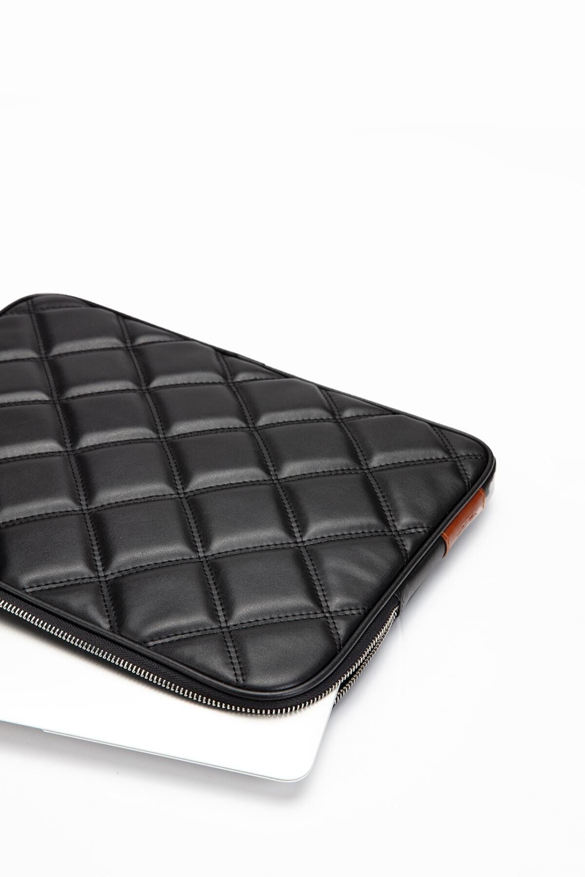 Kapitone Laptop Kılıfı 15 & 16 Inç Siyah