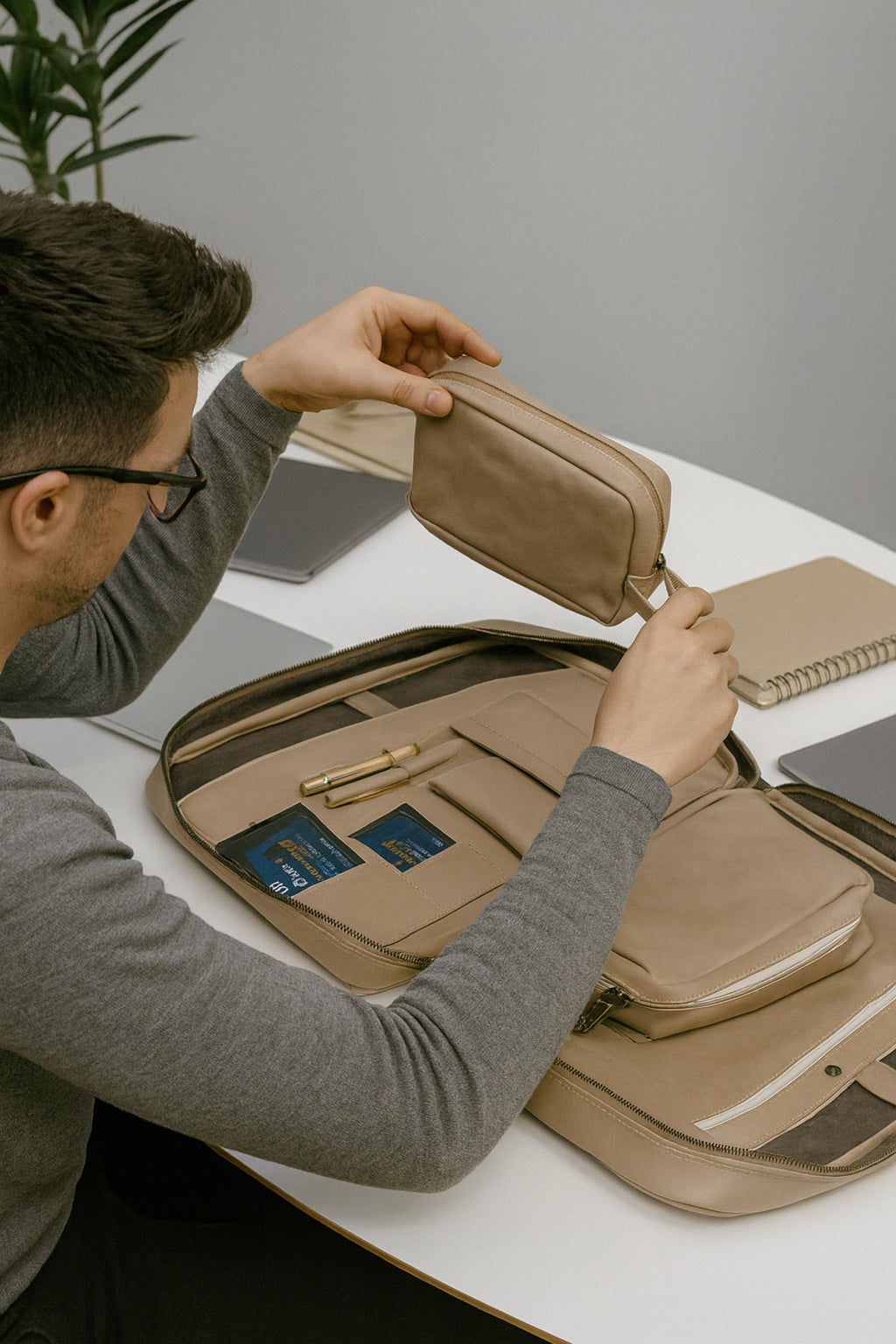 15.7 İnç Organizer Laptop ve Evrak Çantası